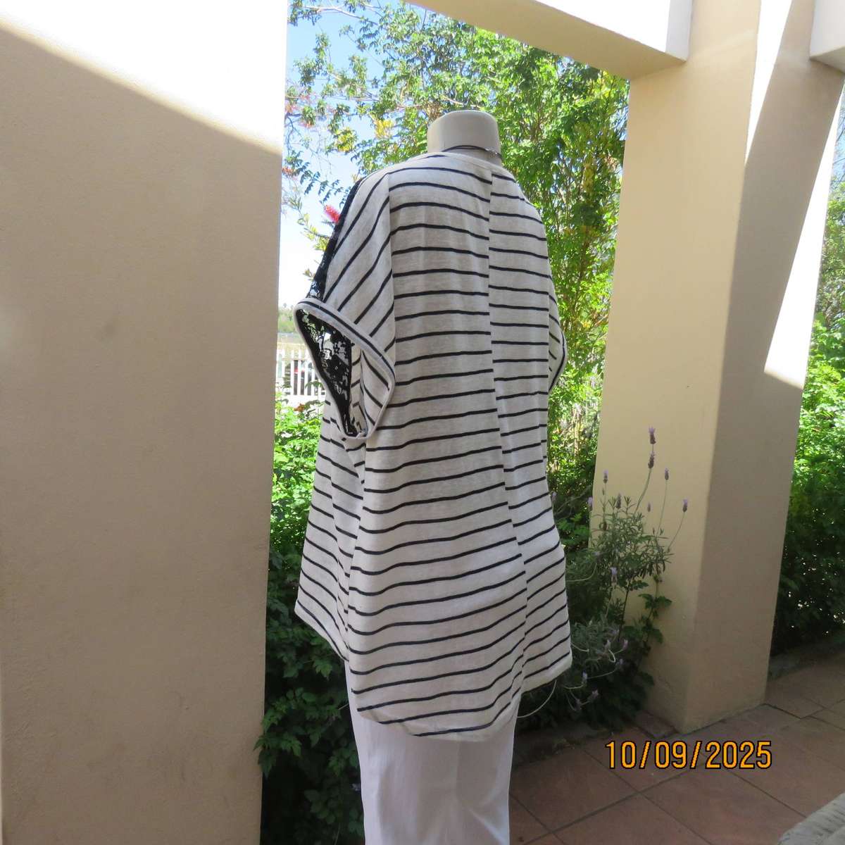 White textured stretch polycotton top with black lace shoulder front inlays. Size 44