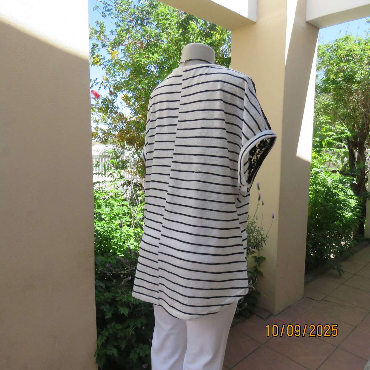 White textured stretch polycotton top with black lace shoulder front inlays. Size 44