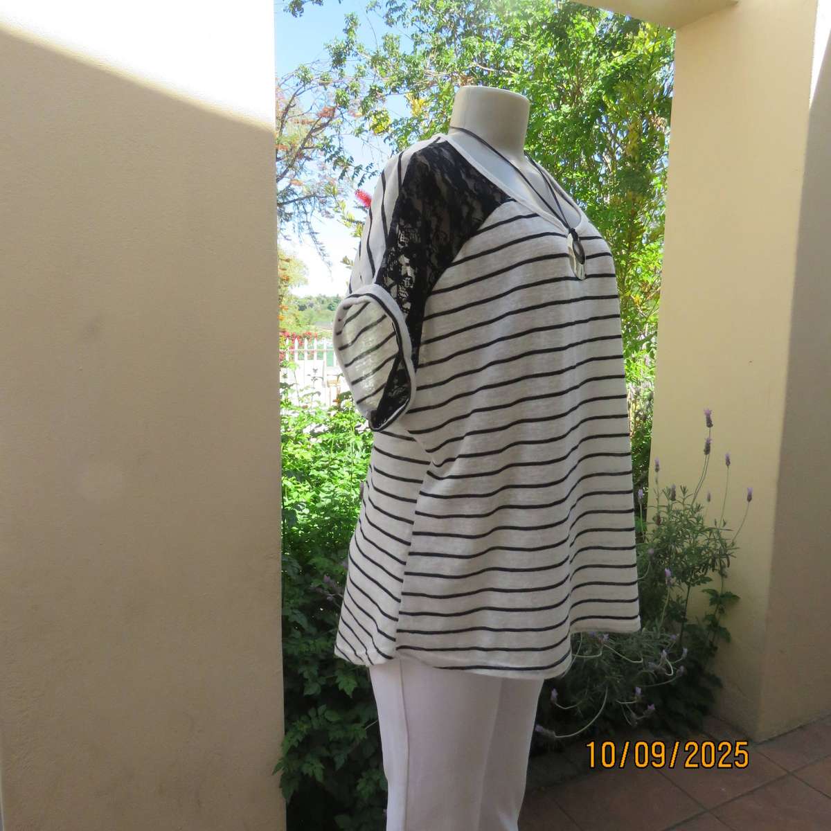 White textured stretch polycotton top with black lace shoulder front inlays. Size 44