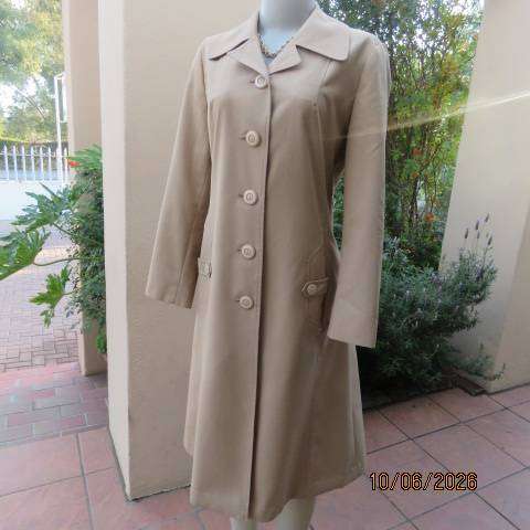Un Signe D'OR beige trench coat - Size 34, Swiss design, button front, open collar
