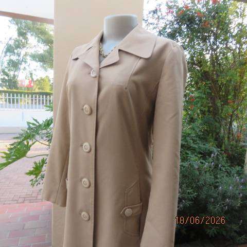 Un Signe D'OR beige trench coat - Size 34, Swiss design, button front, open collar