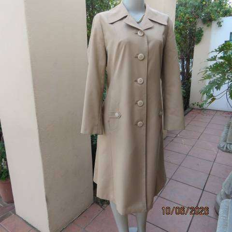 Un Signe D'OR beige trench coat - Size 34, Swiss design, button front, open collar