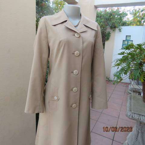 Un Signe D'OR beige trench coat - Size 34, Swiss design, button front, open collar