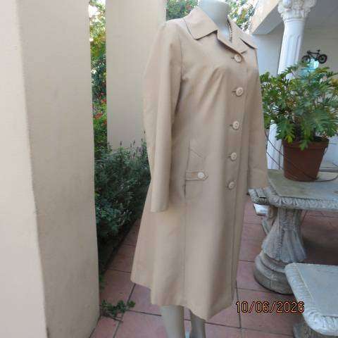 Un Signe D'OR beige trench coat - Size 34, Swiss design, button front, open collar