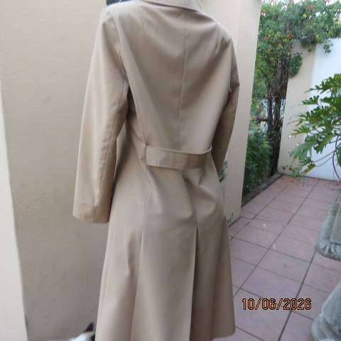 Un Signe D'OR beige trench coat - Size 34, Swiss design, button front, open collar