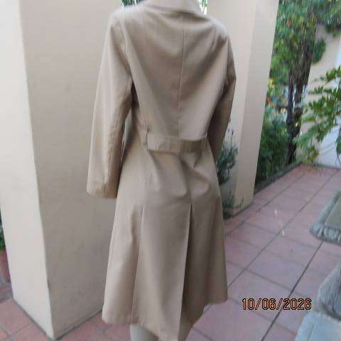 Un Signe D'OR beige trench coat - Size 34, Swiss design, button front, open collar