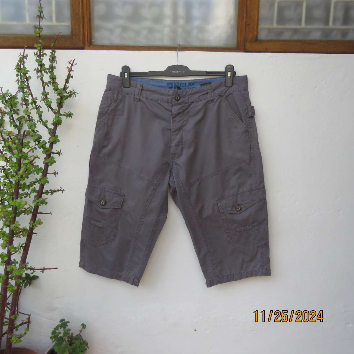RELAY grey jeans long shorts size 36. Four front pockets-2 at back. In 100% cotton. As new cond.