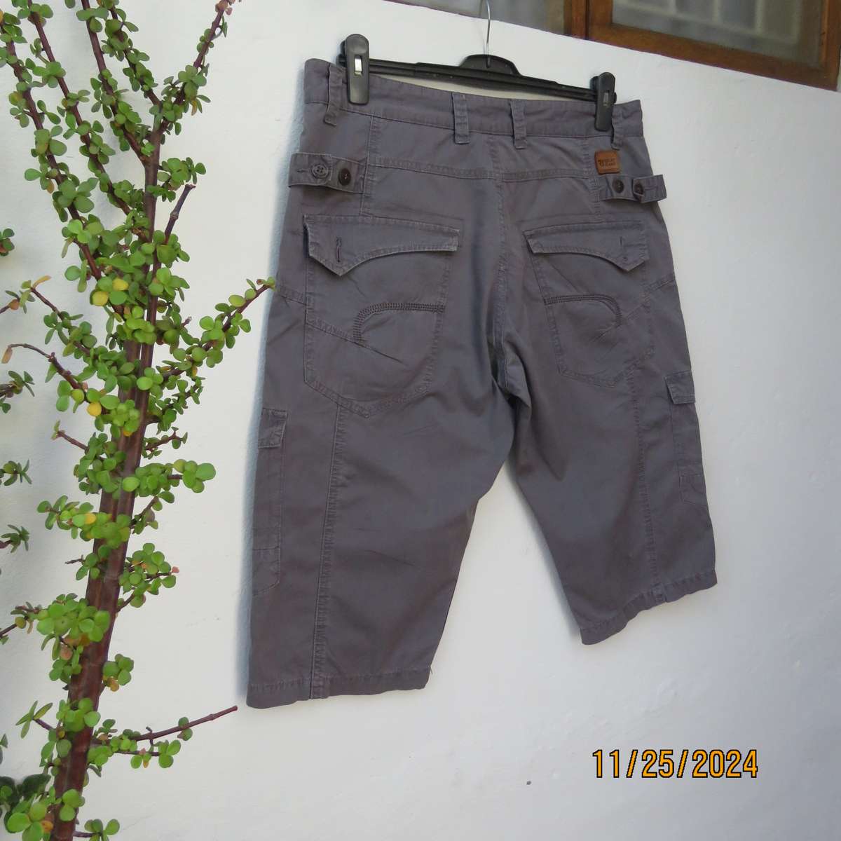 RELAY grey jeans long shorts size 36. Four front pockets-2 at back. In 100% cotton. As new cond.