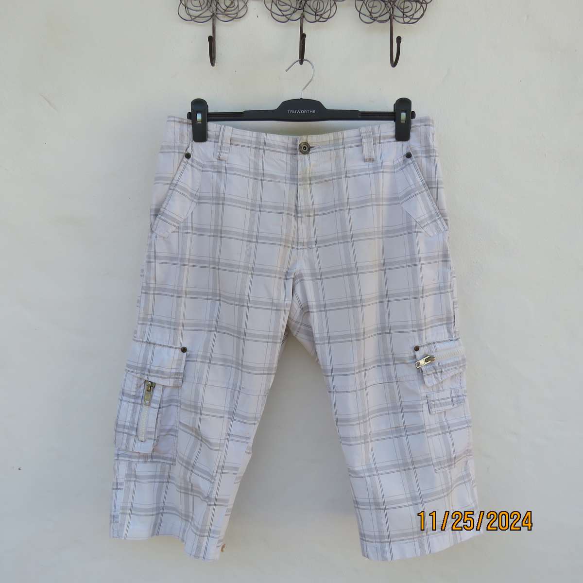 Men's grey-white large check 100% cotton cropped pants. Pockets galore. By EXACT. Size 34.As new