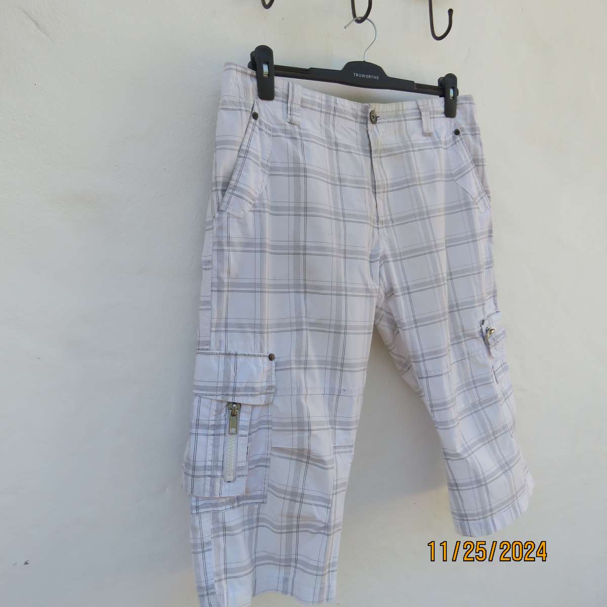 Men's grey-white large check 100% cotton cropped pants. Pockets galore. By EXACT. Size 34.As new