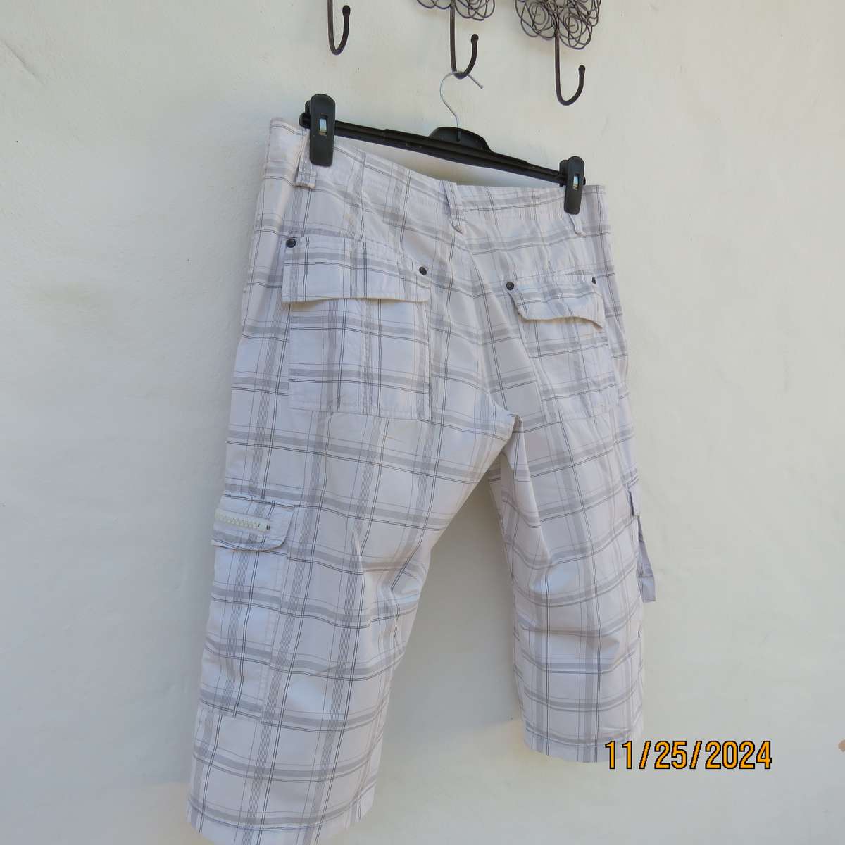 Men's grey-white large check 100% cotton cropped pants. Pockets galore. By EXACT. Size 34.As new