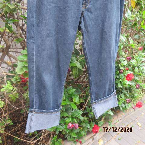 Blue denim cropped jeans in polycotton stretch. Foldover legs. Size 42-44