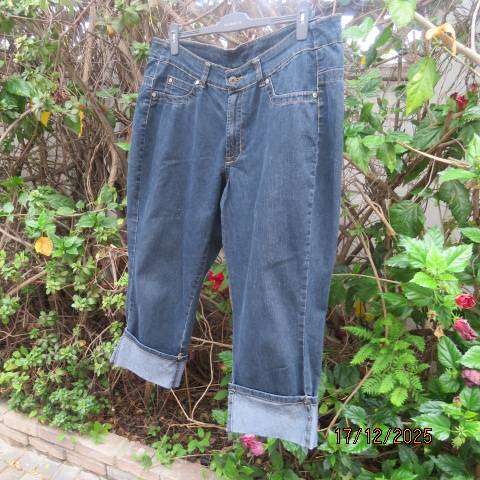 Blue denim cropped jeans in polycotton stretch. Foldover legs. Size 42-44