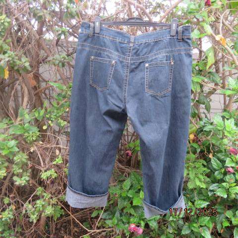 Blue denim cropped jeans in polycotton stretch. Foldover legs. Size 42-44