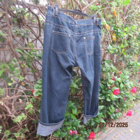 Blue denim cropped jeans in polycotton stretch. Foldover legs. Size 42-44