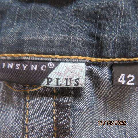 Blue denim cropped jeans in polycotton stretch. Foldover legs. Size 42-44