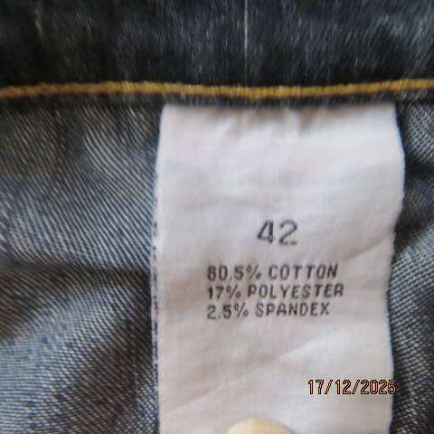 Blue denim cropped jeans in polycotton stretch. Foldover legs. Size 42-44