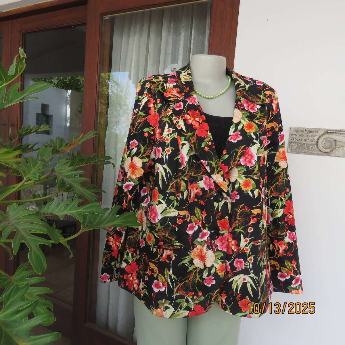 DONNA-CLAIRE black lined cotton stretch long sleeve jacket with floral print. Size 46.