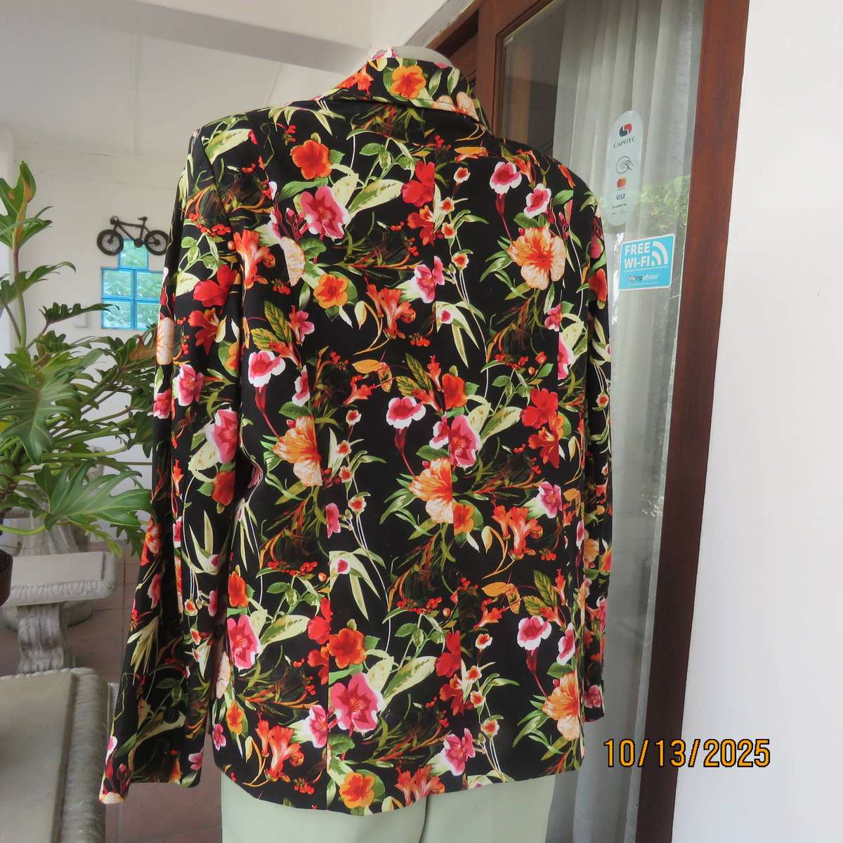 DONNA-CLAIRE black lined cotton stretch long sleeve jacket with floral print. Size 46.