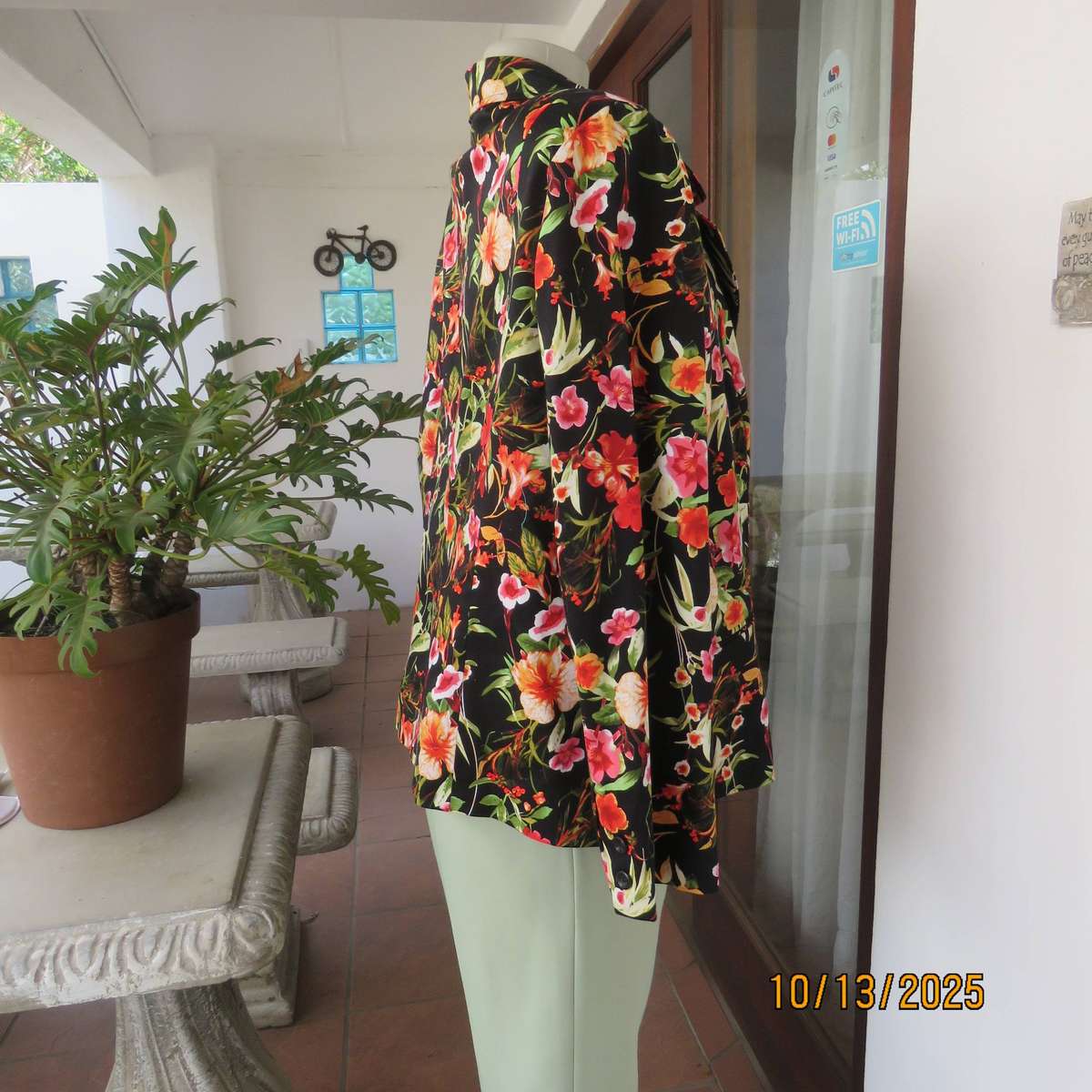 DONNA-CLAIRE black lined cotton stretch long sleeve jacket with floral print. Size 46.