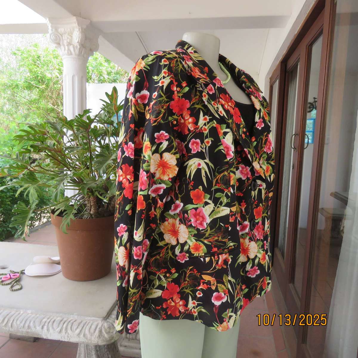 DONNA-CLAIRE black lined cotton stretch long sleeve jacket with floral print. Size 46.