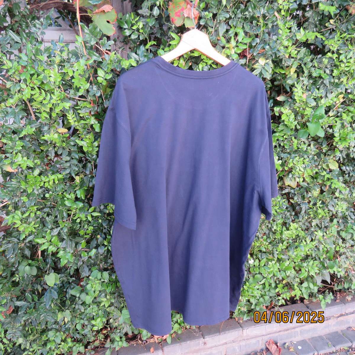 WILDEBEES navy T shirt in 100% cotton. Size 5XL with short sleeves. As new