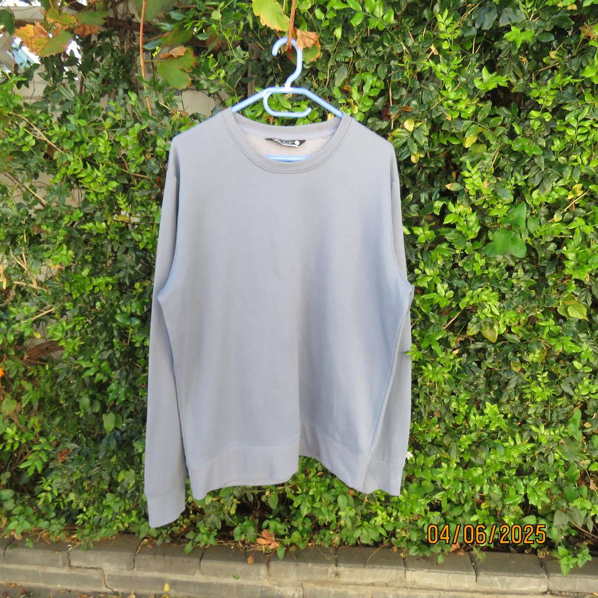 Steel blue men's warm pullover long sleeve top with fleeze inner. Size L to XL. Chest 120cm