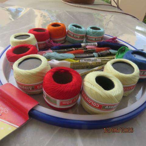 10 Mouline Circulo embroidery floss set with 11 gold medal embroidery rolls and loop