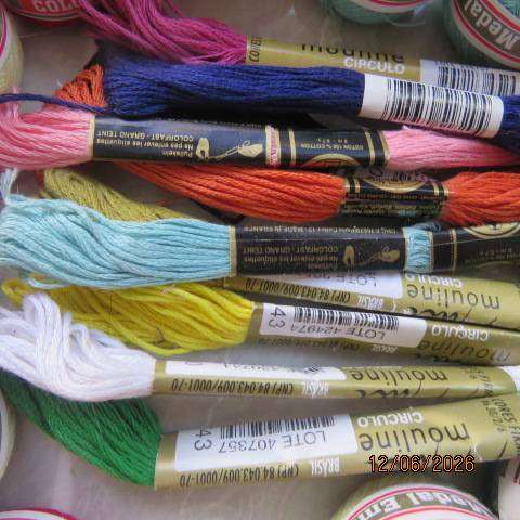 10 Mouline Circulo embroidery floss set with 11 gold medal embroidery rolls and loop