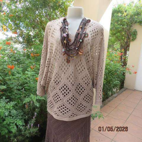 Ecru colour loose lace stitch knitted slip-over top in polyester yarn.- Size 48
