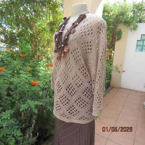 Ecru colour loose lace stitch knitted slip-over top in polyester yarn.- Size 48