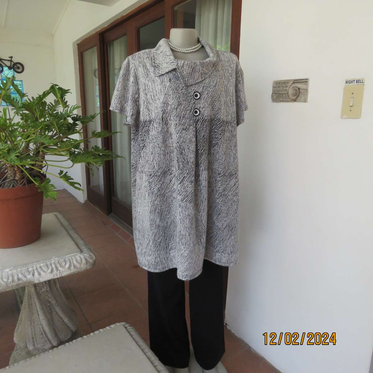 RENE TAYLOR soft polyester-rayon stretch loose hanging capped sleeve black-white top. Size 44.As new