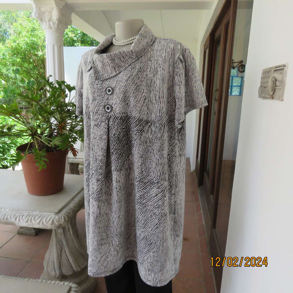 RENE TAYLOR soft polyester-rayon stretch loose hanging capped sleeve black-white top. Size 44.As new