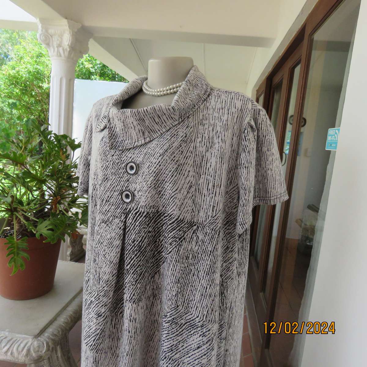RENE TAYLOR soft polyester-rayon stretch loose hanging capped sleeve black-white top. Size 44.As new