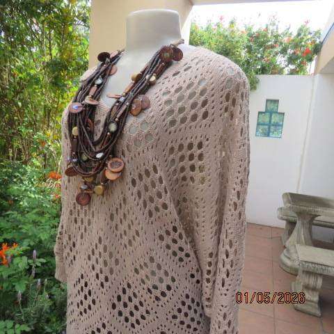 Ecru colour loose lace stitch knitted slip-over top in polyester yarn.- Size 48