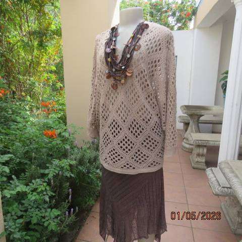 Ecru colour loose lace stitch knitted slip-over top in polyester yarn.- Size 48