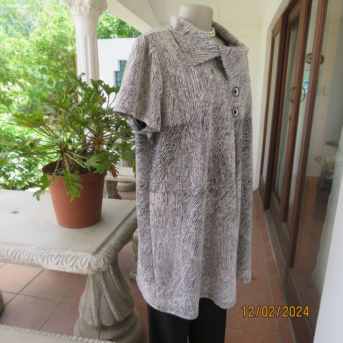 RENE TAYLOR soft polyester-rayon stretch loose hanging capped sleeve black-white top. Size 44.As new