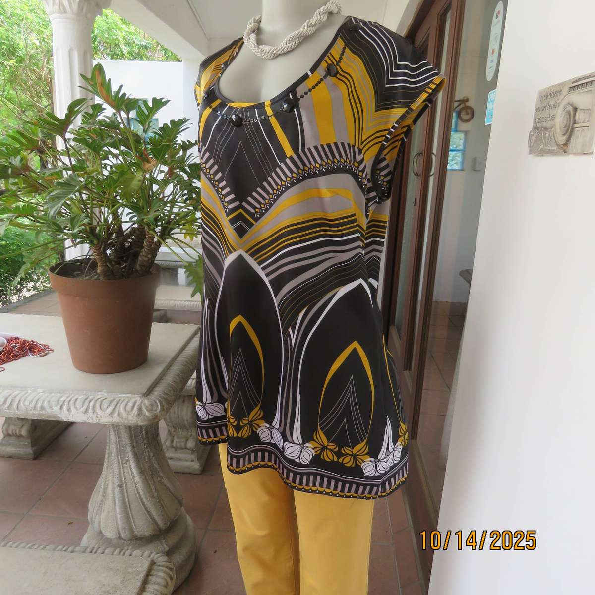 Silky shiny long polyester top in black-grey-gold geometric print. Embellished. Size 40