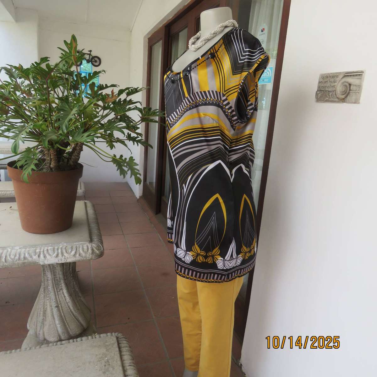 Silky shiny long polyester top in black-grey-gold geometric print. Embellished. Size 40