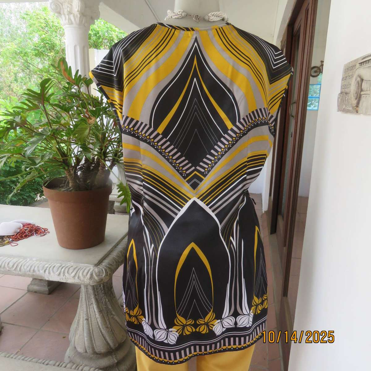Silky shiny long polyester top in black-grey-gold geometric print. Embellished. Size 40