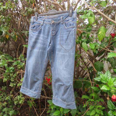 RE blue denim cropped cotton jeans size 37 with push-up leg option.
