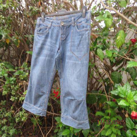 RE blue denim cropped cotton jeans size 37 with push-up leg option.