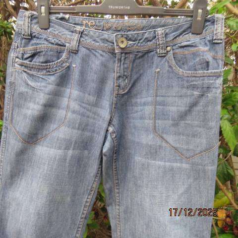 RE blue denim cropped cotton jeans size 37 with push-up leg option.