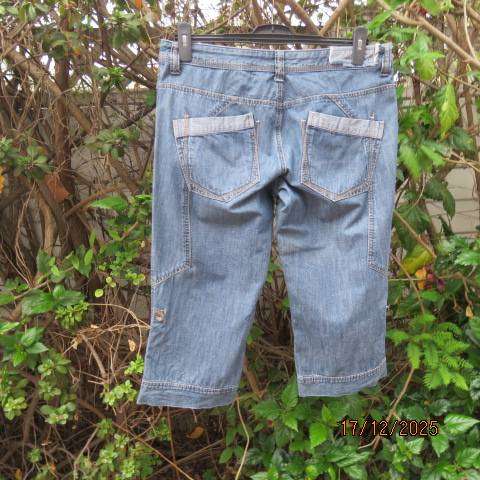 RE blue denim cropped cotton jeans size 37 with push-up leg option.