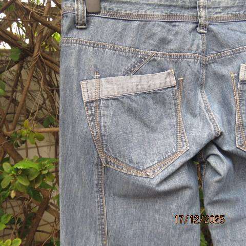 RE blue denim cropped cotton jeans size 37 with push-up leg option.