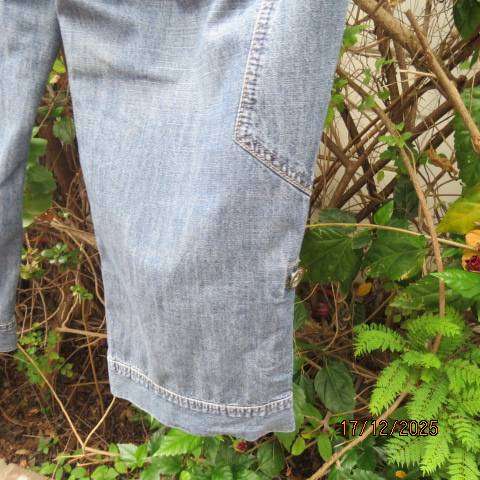 RE blue denim cropped cotton jeans size 37 with push-up leg option.