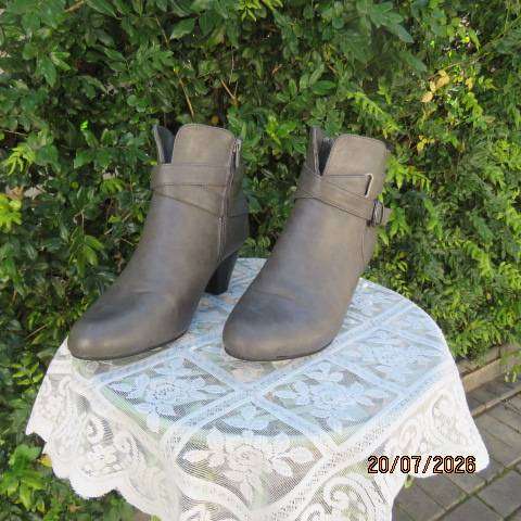 Truworths silver grey elegant boots with side zips, low heels & buckle strap, size 7