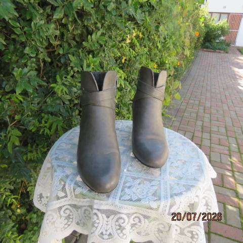 Truworths silver grey elegant boots with side zips, low heels & buckle strap, size 7