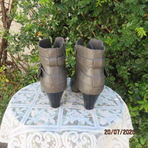 Truworths silver grey elegant boots with side zips, low heels & buckle strap, size 7