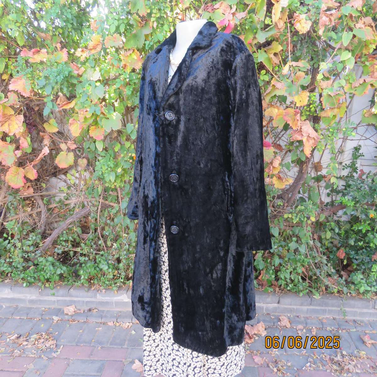 DOLORES black faux fur vintage long sleeve lined coat size 38. Side pockets.